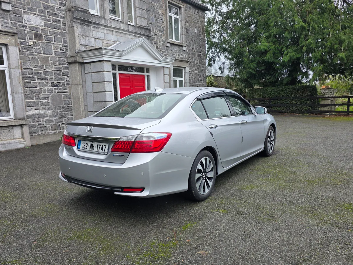 132 Honda Accord 2litre hybrid Type S - Image 3