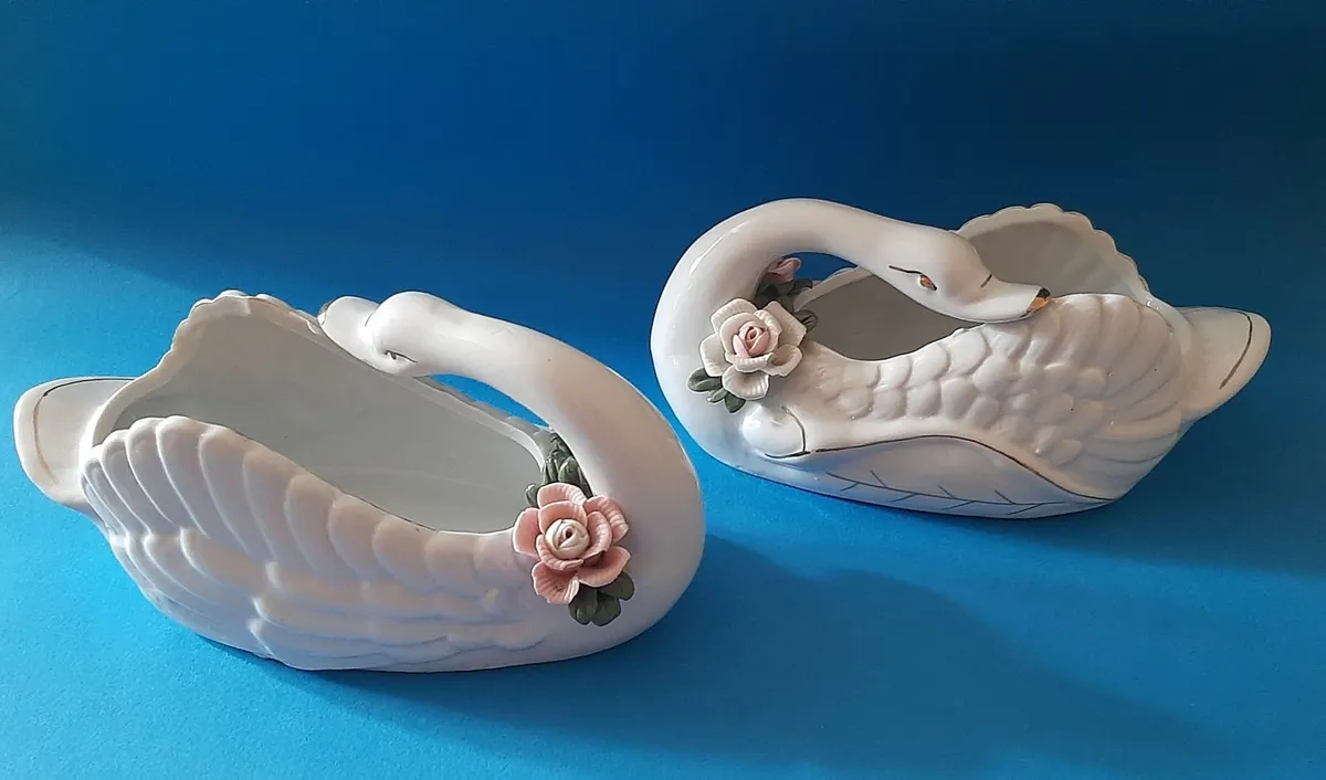 Swan planters - Image 1