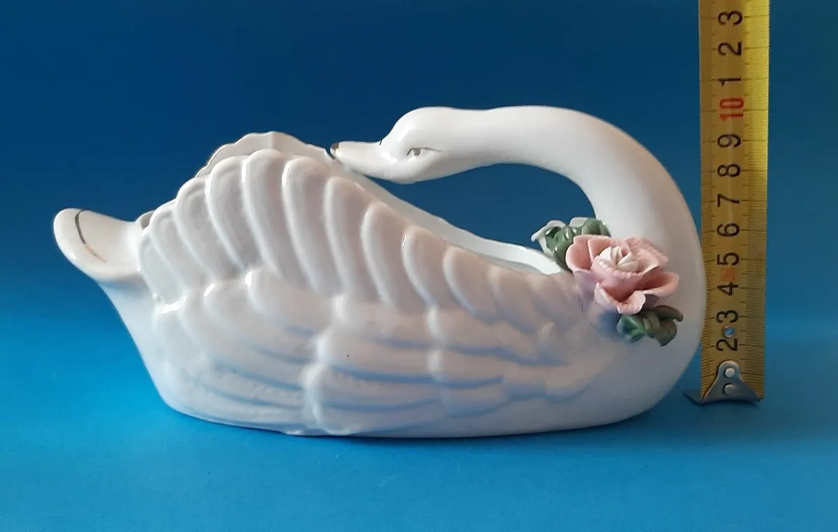 Swan planters - Image 3
