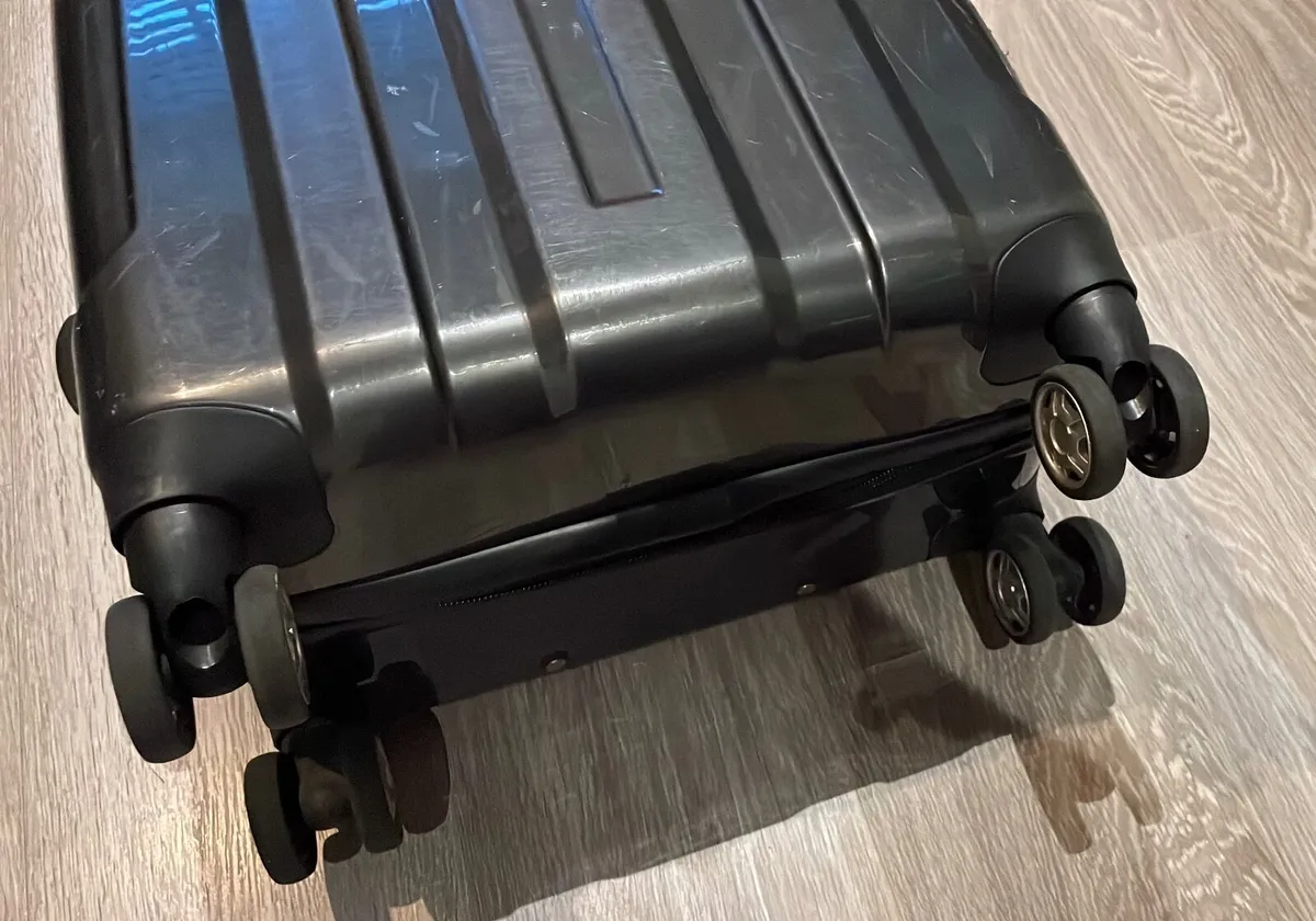 Medium 4 Wheel Suitcase - Image 4