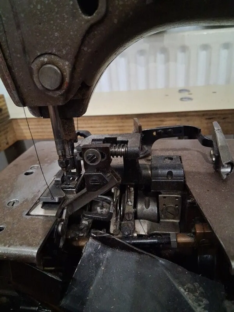 Union Special 124 Series Chainstitch Industrial Sewing Machine (Flatbed) - Image 2