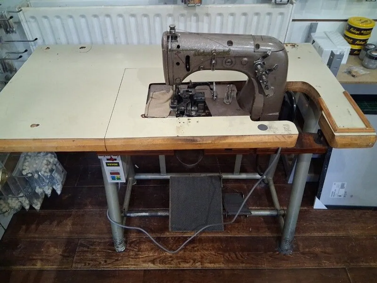 Union Special 124 Series Chainstitch Industrial Sewing Machine (Flatbed) - Image 3