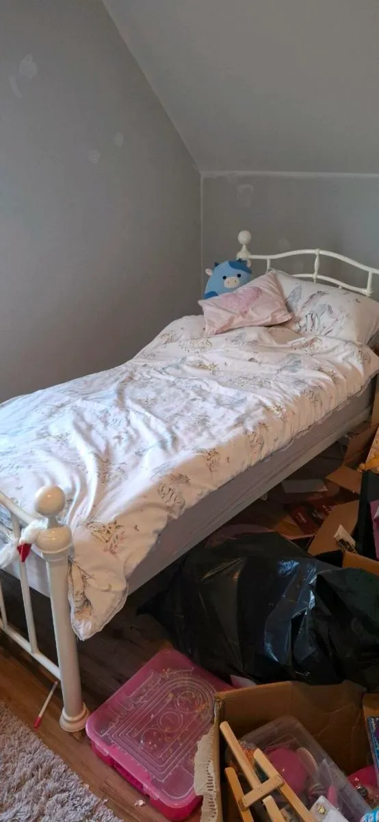 Single Bed - Cream metal - Image 1