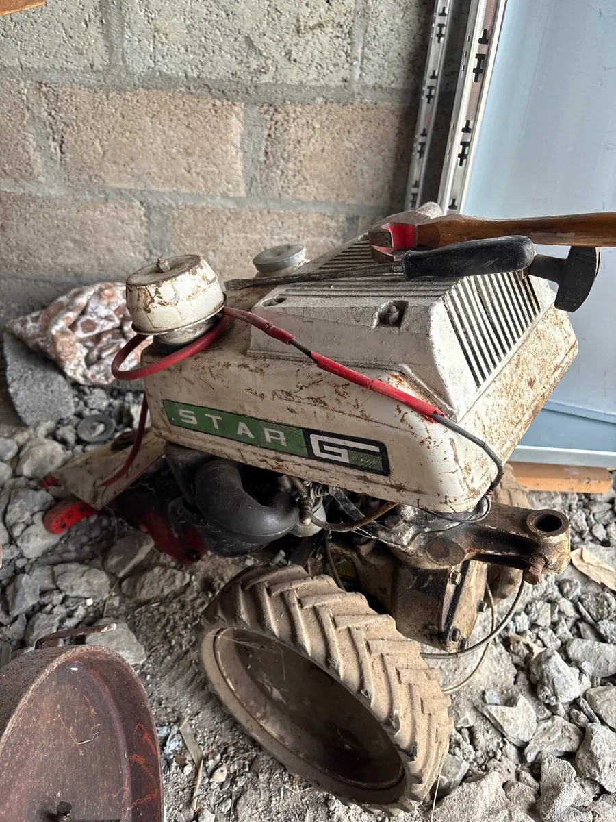 Old farm machinary - Image 2