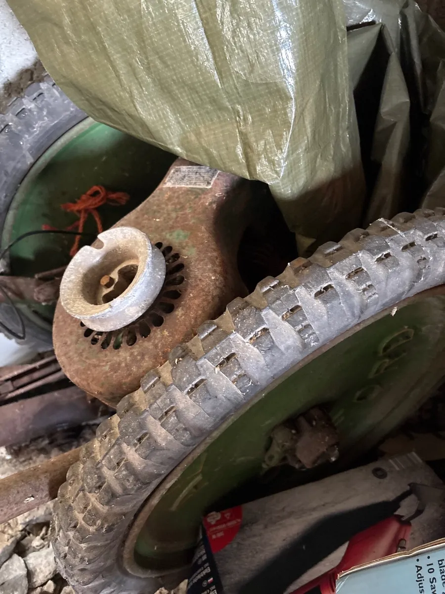 Old farm machinary - Image 4