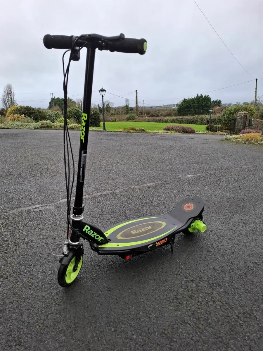 Electric Scooter- Razor PowerCore E90 - Image 1