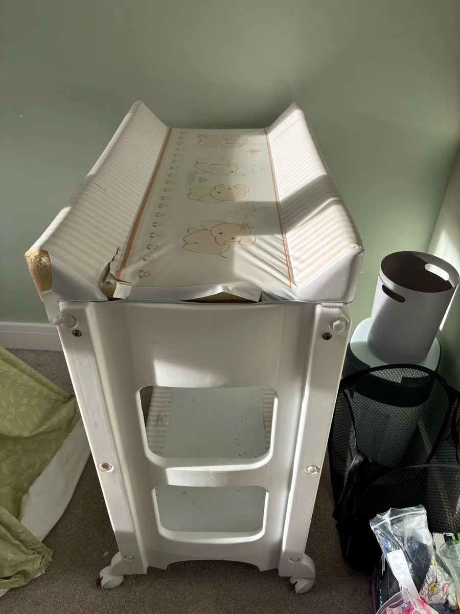 Baby changing table - Image 1