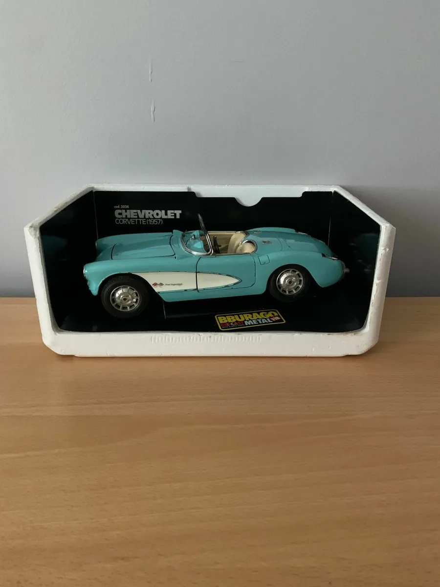 1957 Chevrolet Corvette 1/18 Burago Model Car - Image 3