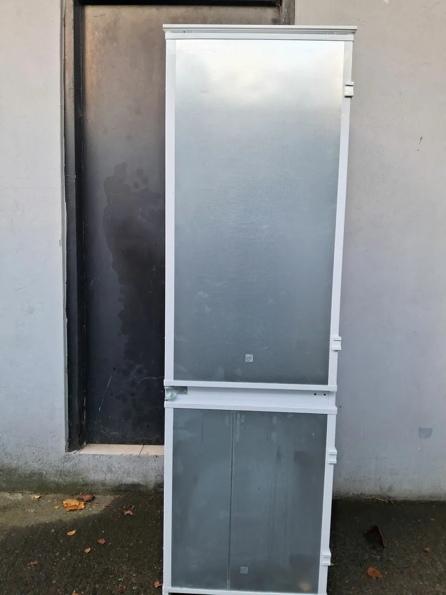 70/30 INTEGRETED FRIDGE AND FREEZER - Image 4