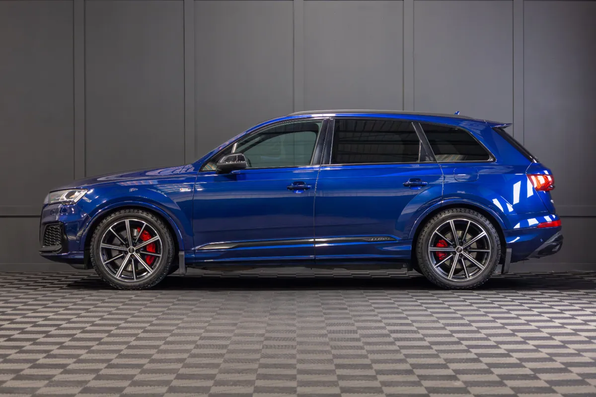 2023 Audi Q7 S-Line 60 TFSIe Competition - Image 3