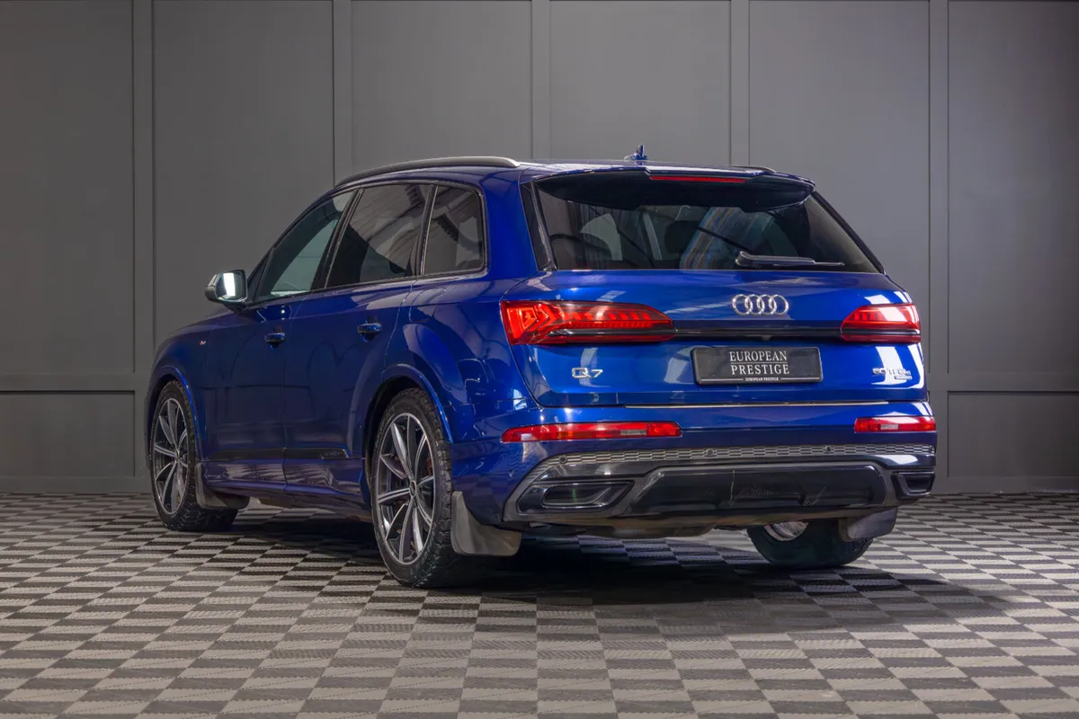 2023 Audi Q7 S-Line 60 TFSIe Competition - Image 4