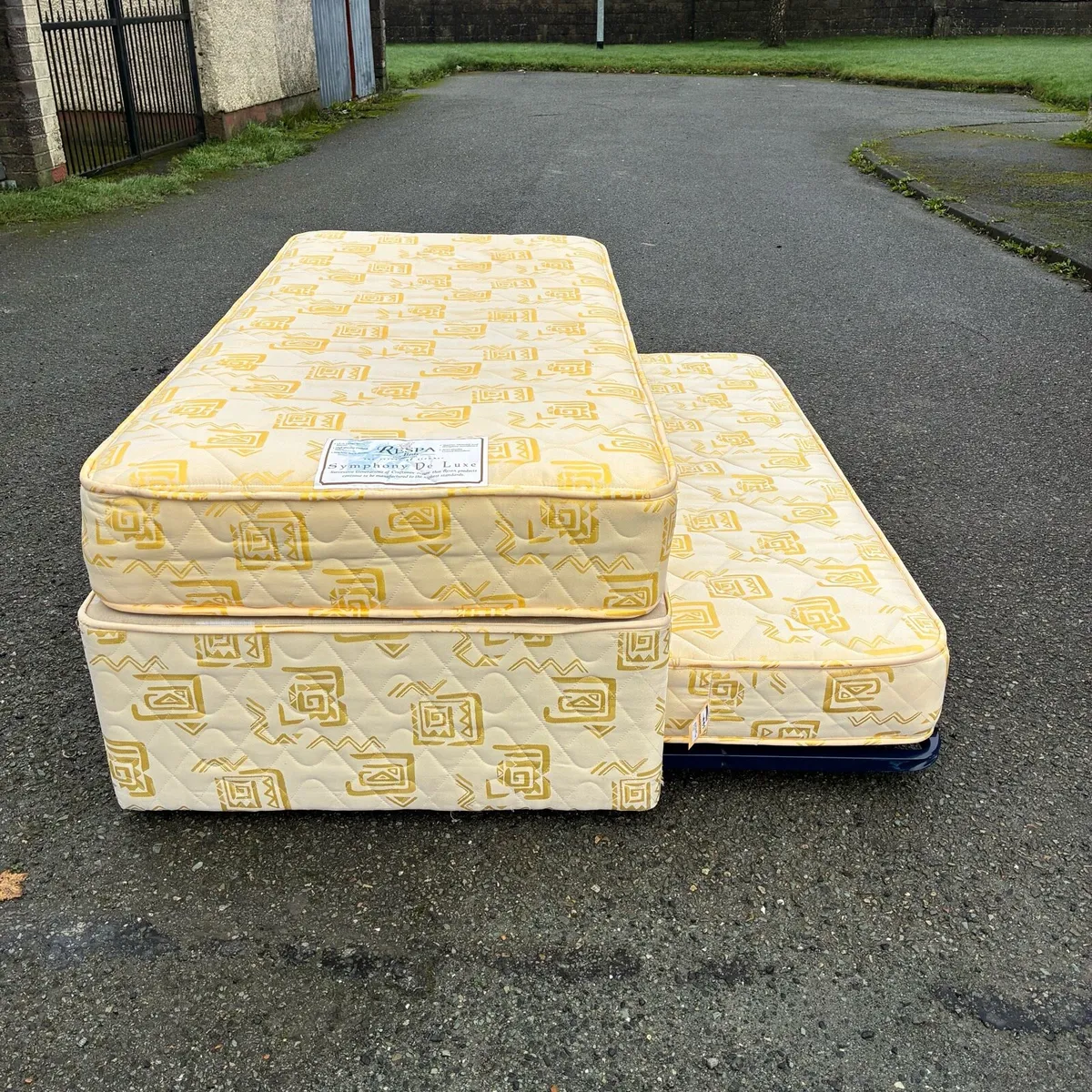 Respa single bed with roll out pop up guest bed - Image 1