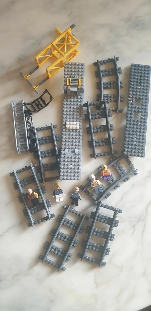 2kg lego inc 5 mini figures - beside dundrum sc - Image 3