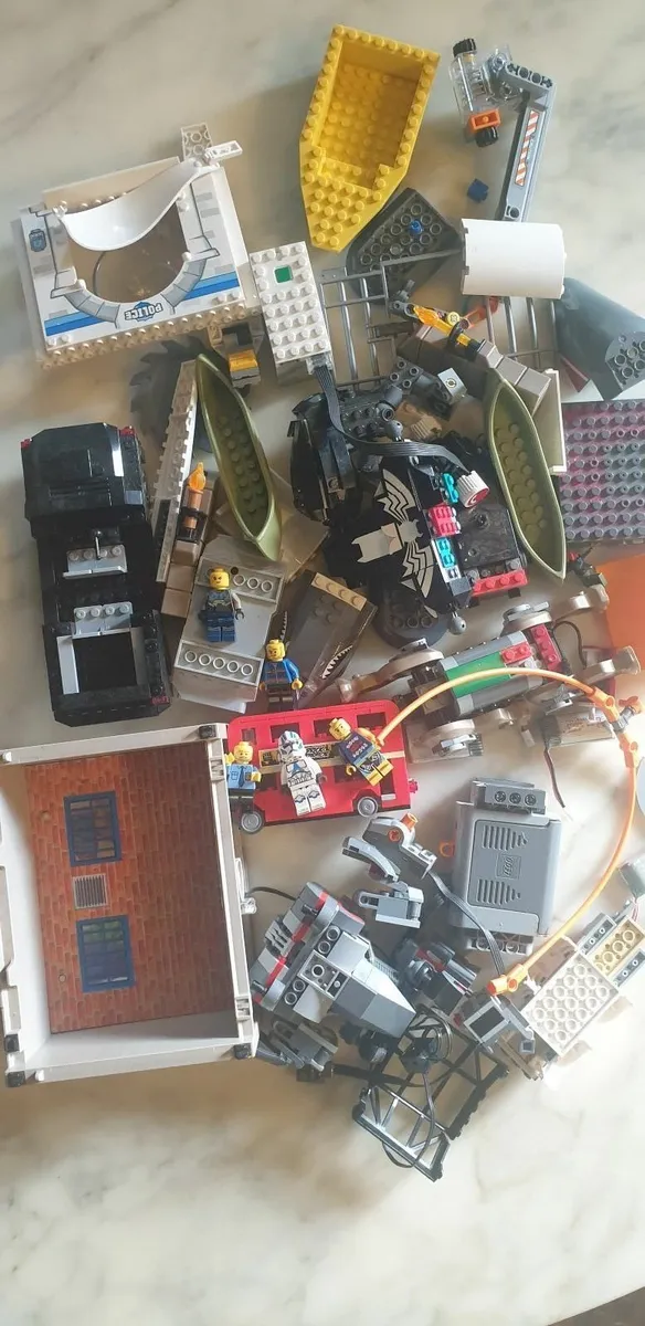 2kg lego inc 5 mini figures - beside dundrum sc - Image 4