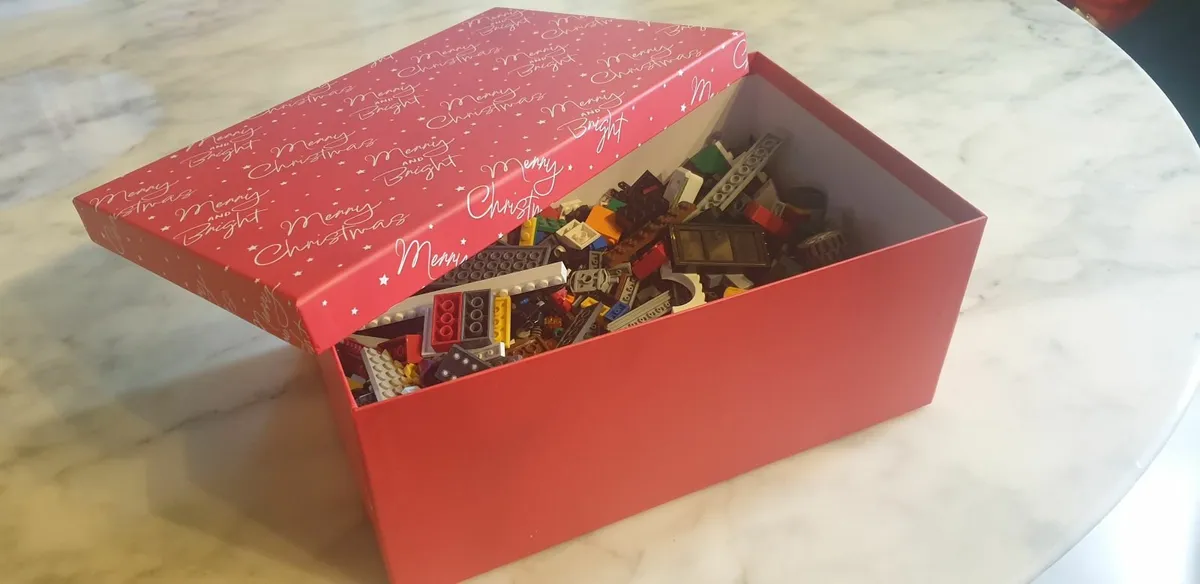 2kg lego inc 5 mini figures - beside dundrum sc - Image 1