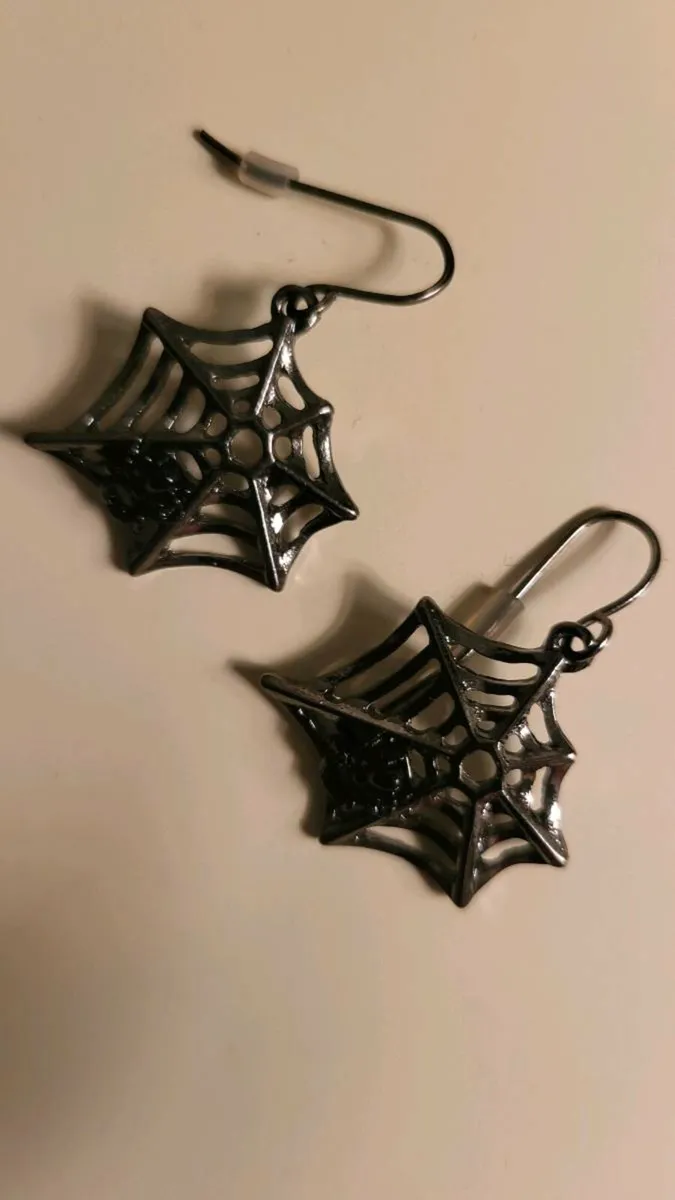 Gothic style Cobweb necklace & earring set - Image 2
