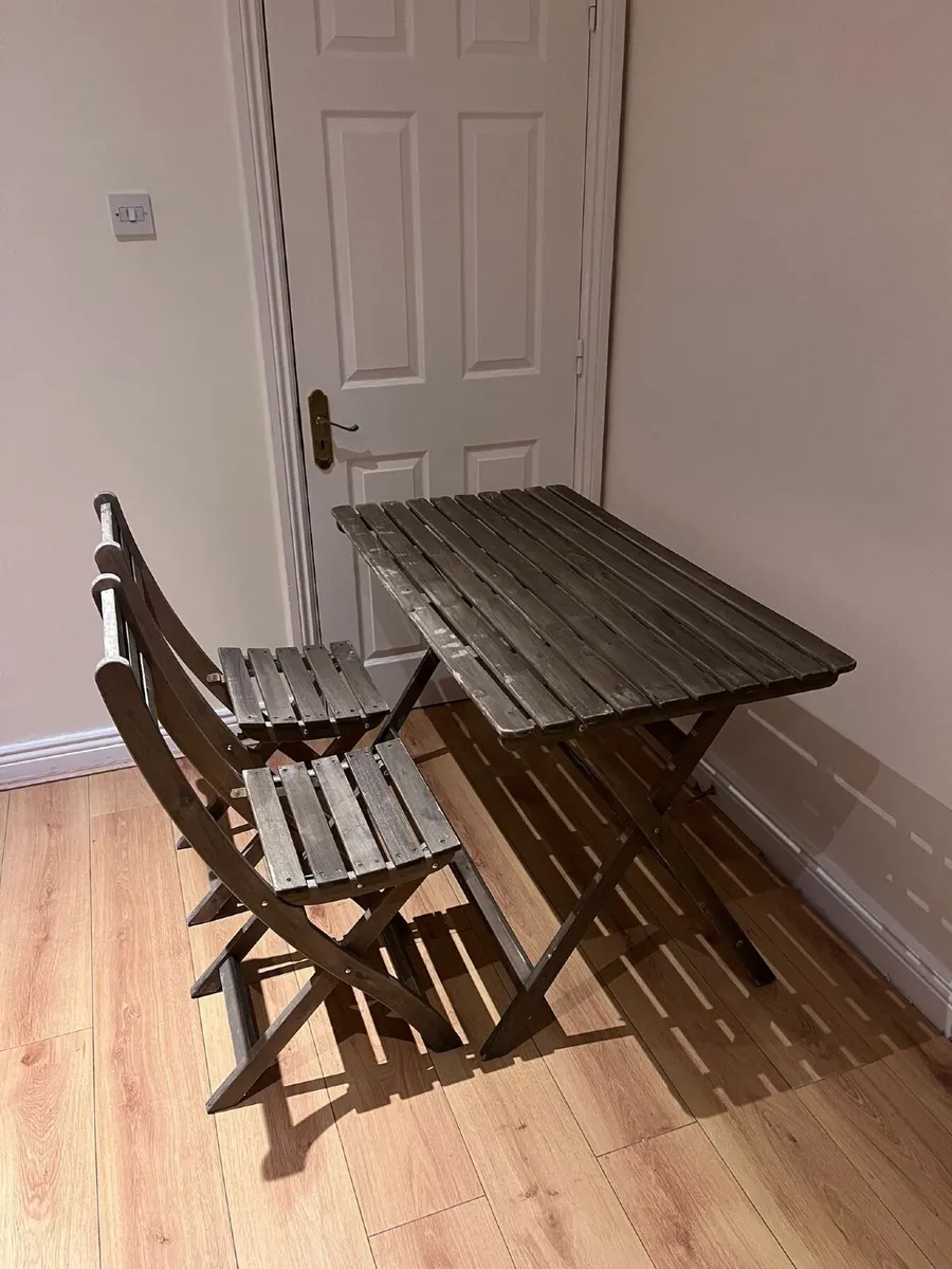 Table and chairs - Image 1