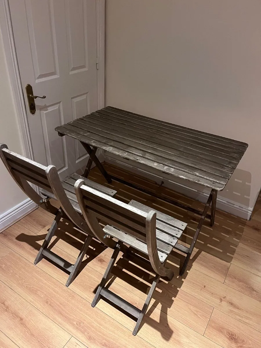 Table and chairs - Image 2