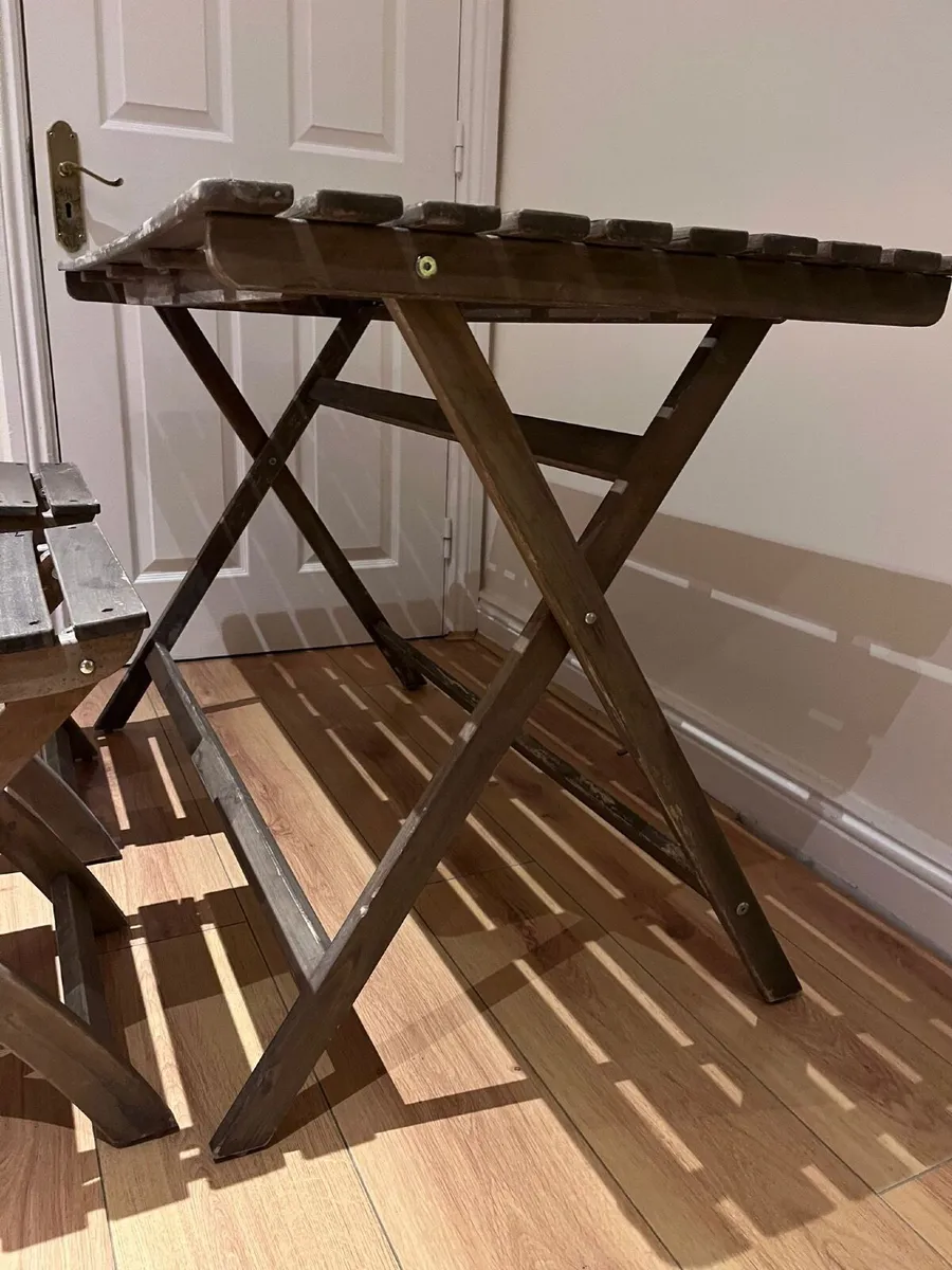 Table and chairs - Image 3