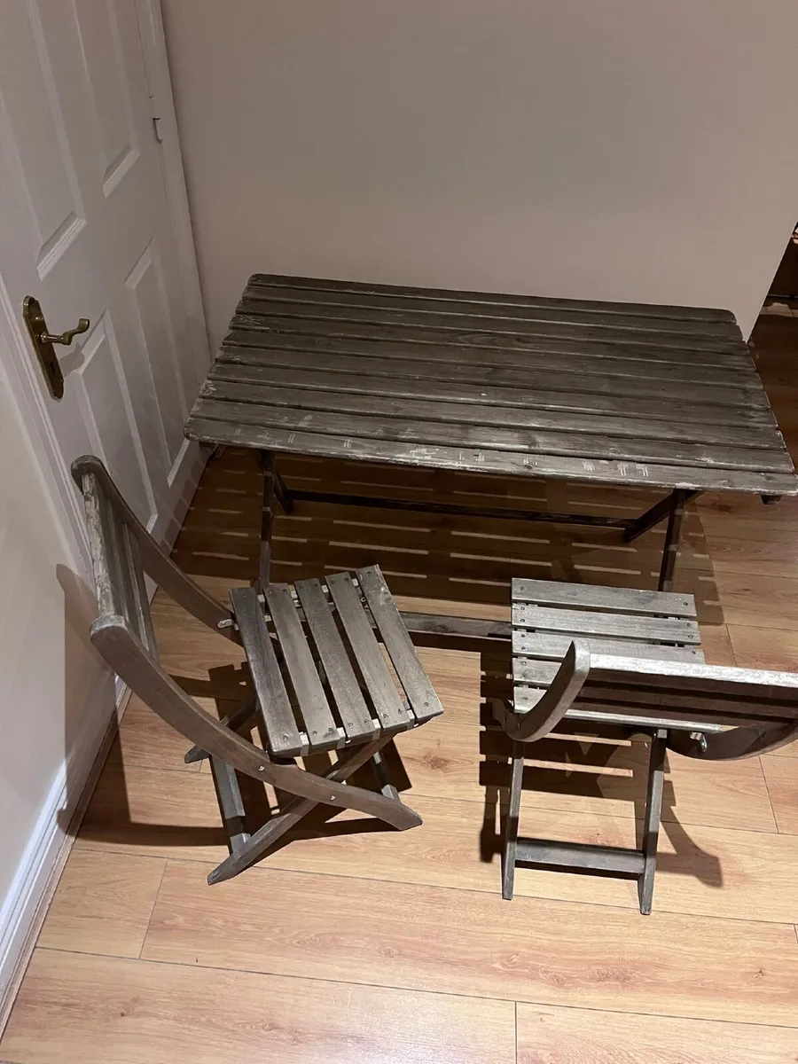 Table and chairs - Image 4