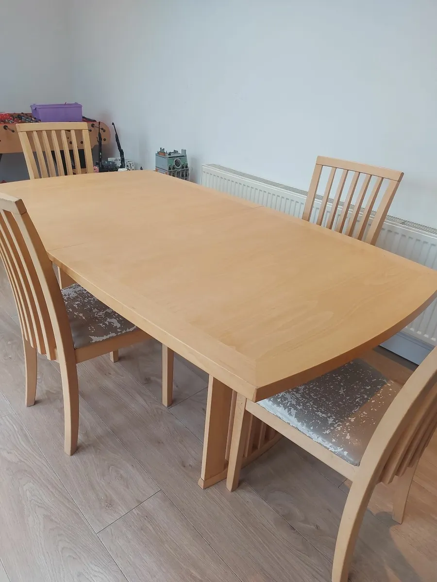 Table and chairs - Image 1