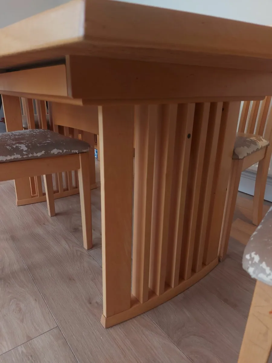 Table and chairs - Image 2