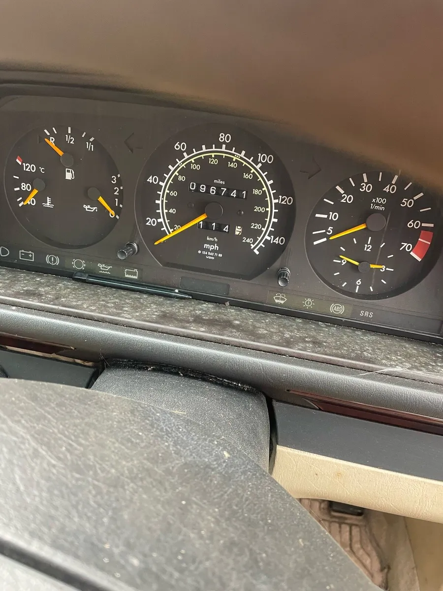 W124 Vintage Mercedes - Image 3