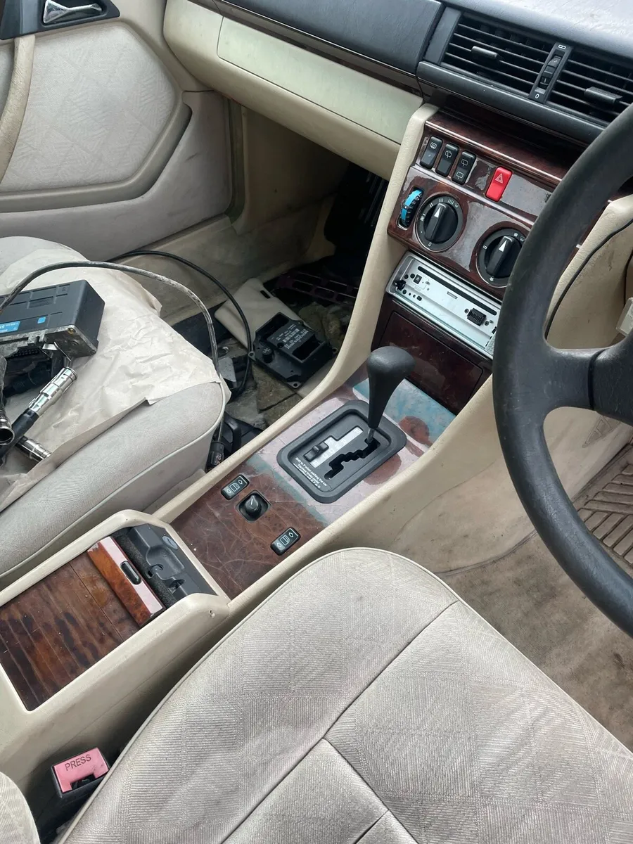 W124 Vintage Mercedes - Image 4