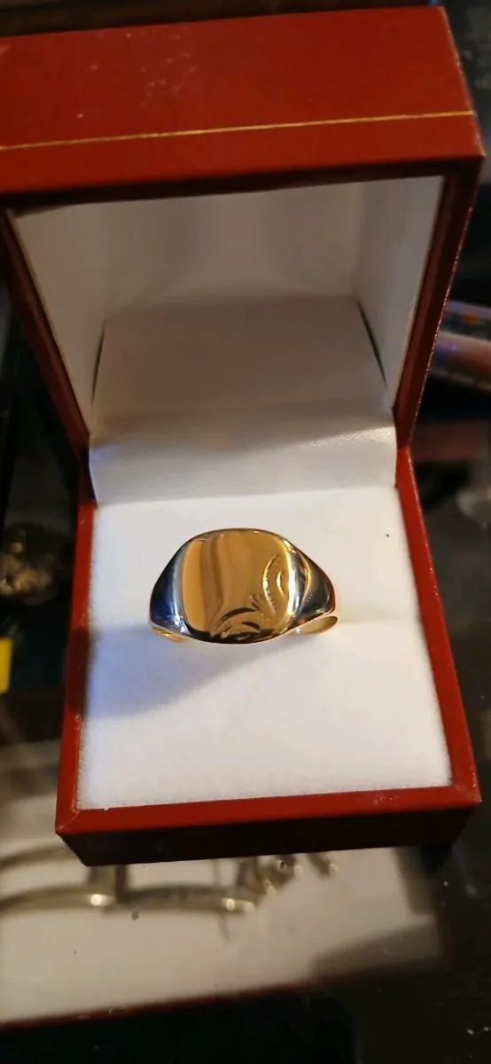 9ct man's signet ring - Image 1
