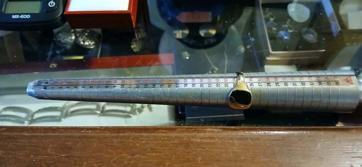 9ct man's signet ring - Image 4