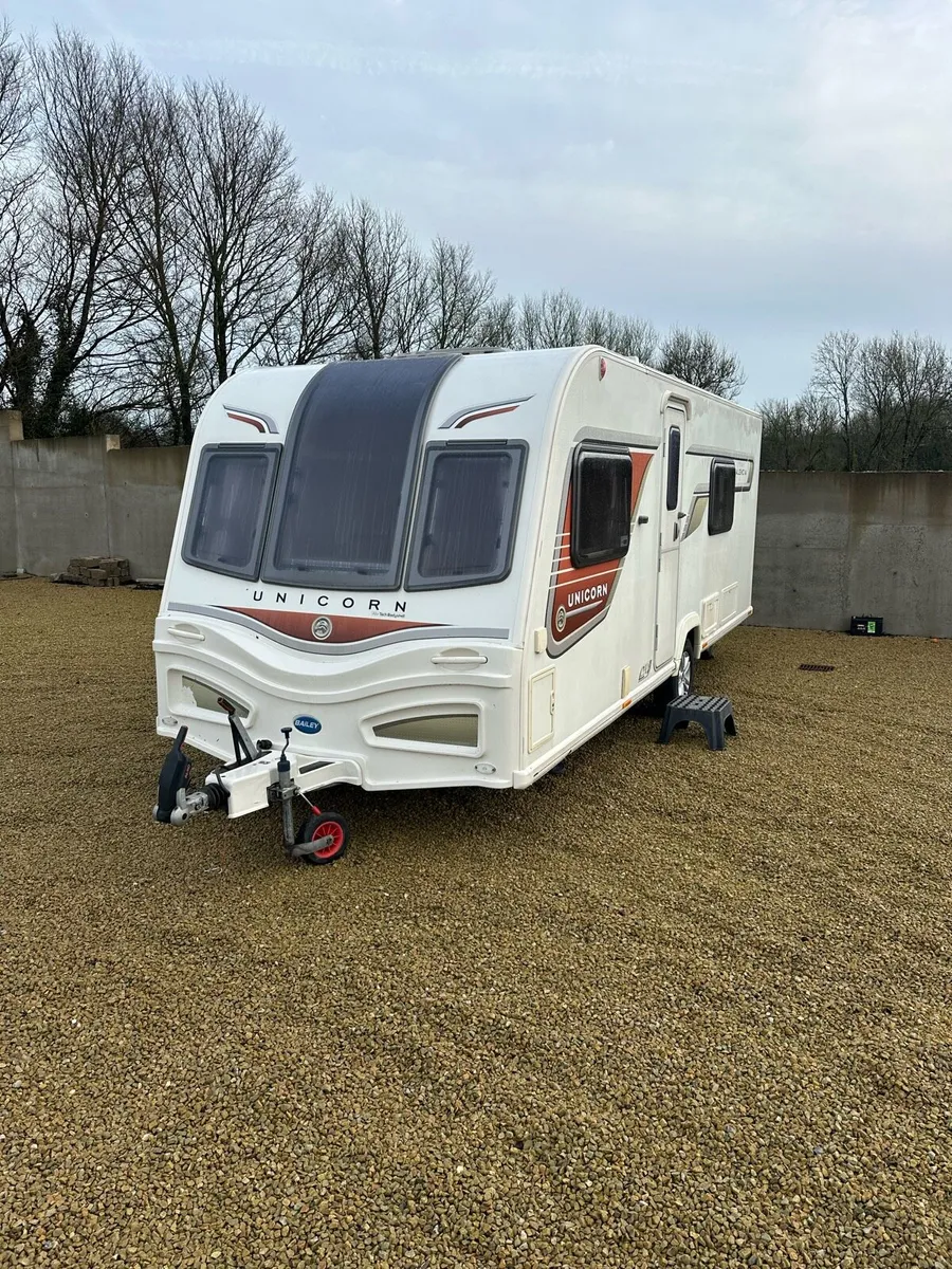 Bailey  unicorn Valencia - Image 1