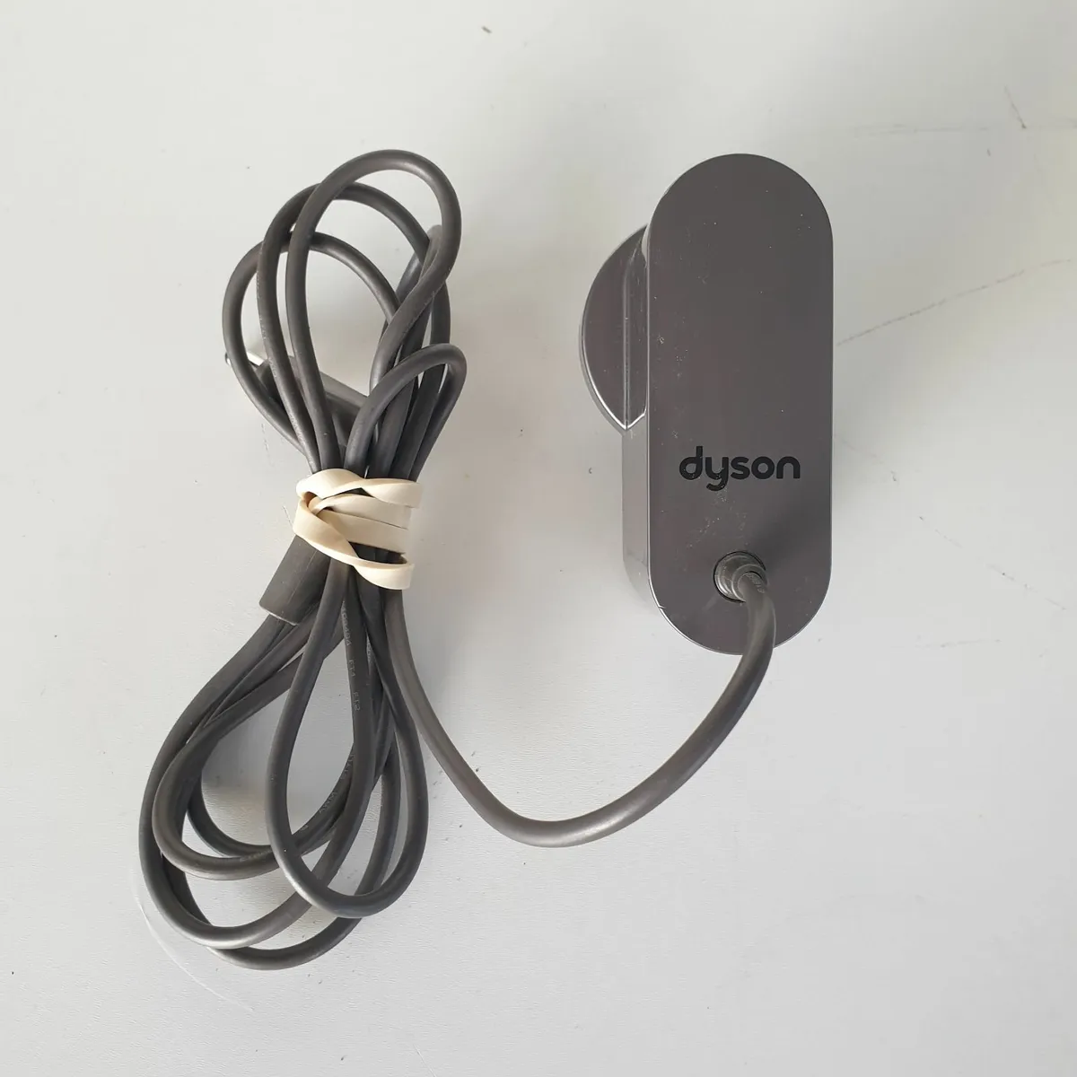 Dyson V8 V7 V6 battery charger working - Image 1