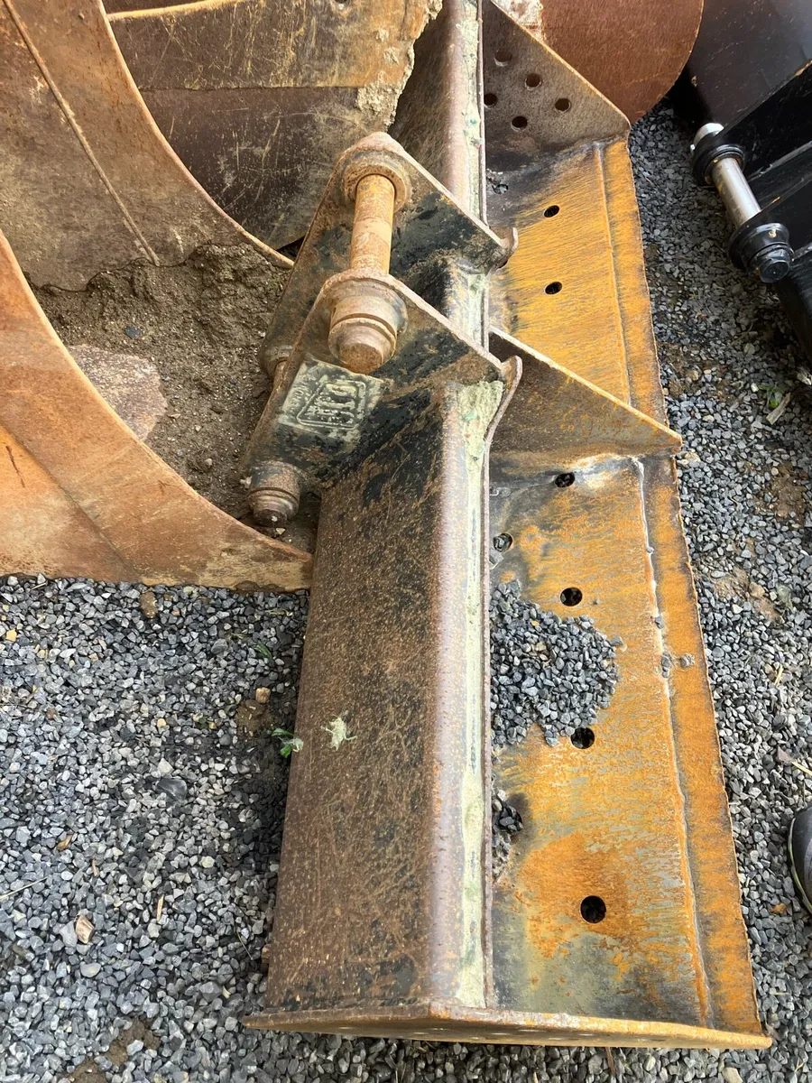 Buckets & sweeper - Image 1