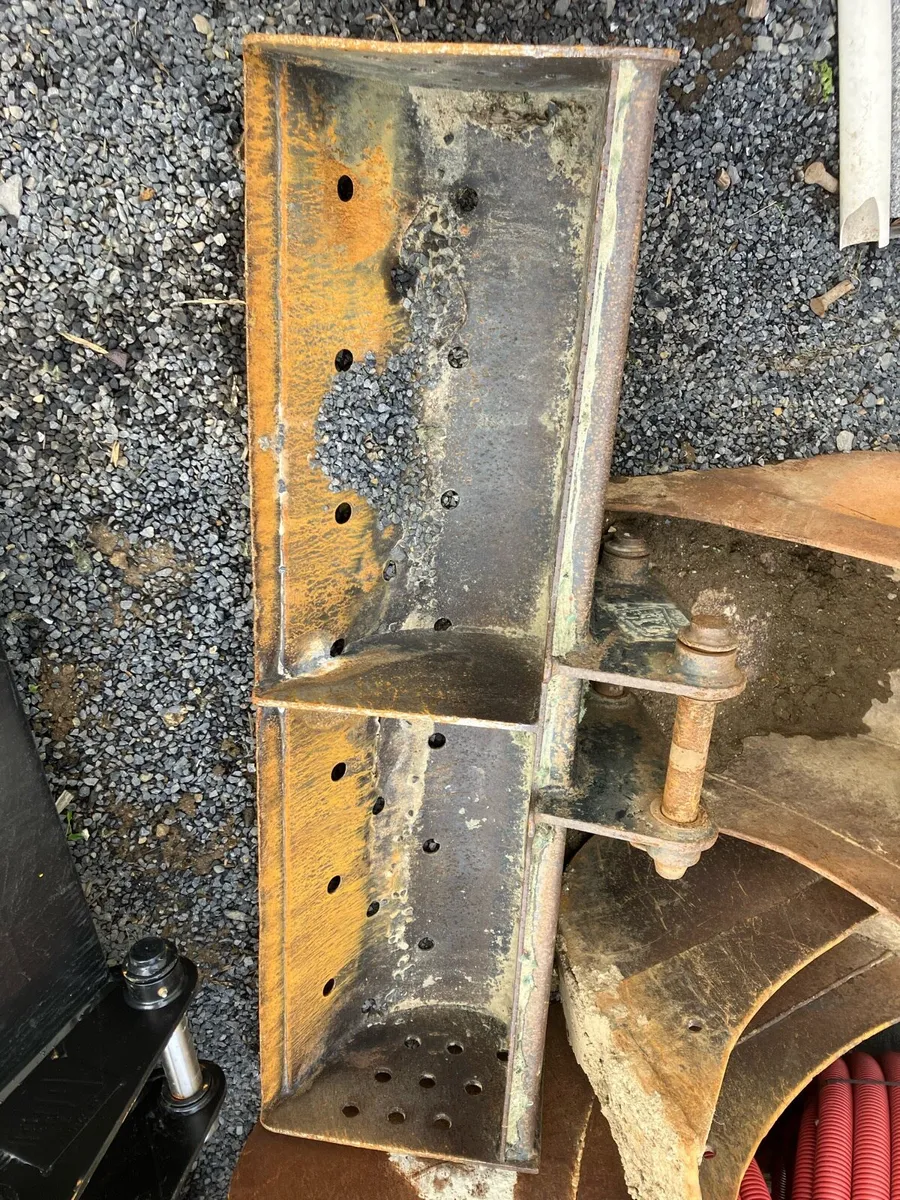 Buckets & sweeper - Image 2