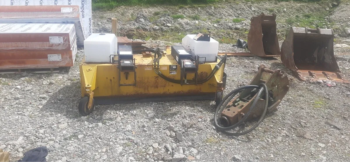 Buckets & sweeper - Image 3