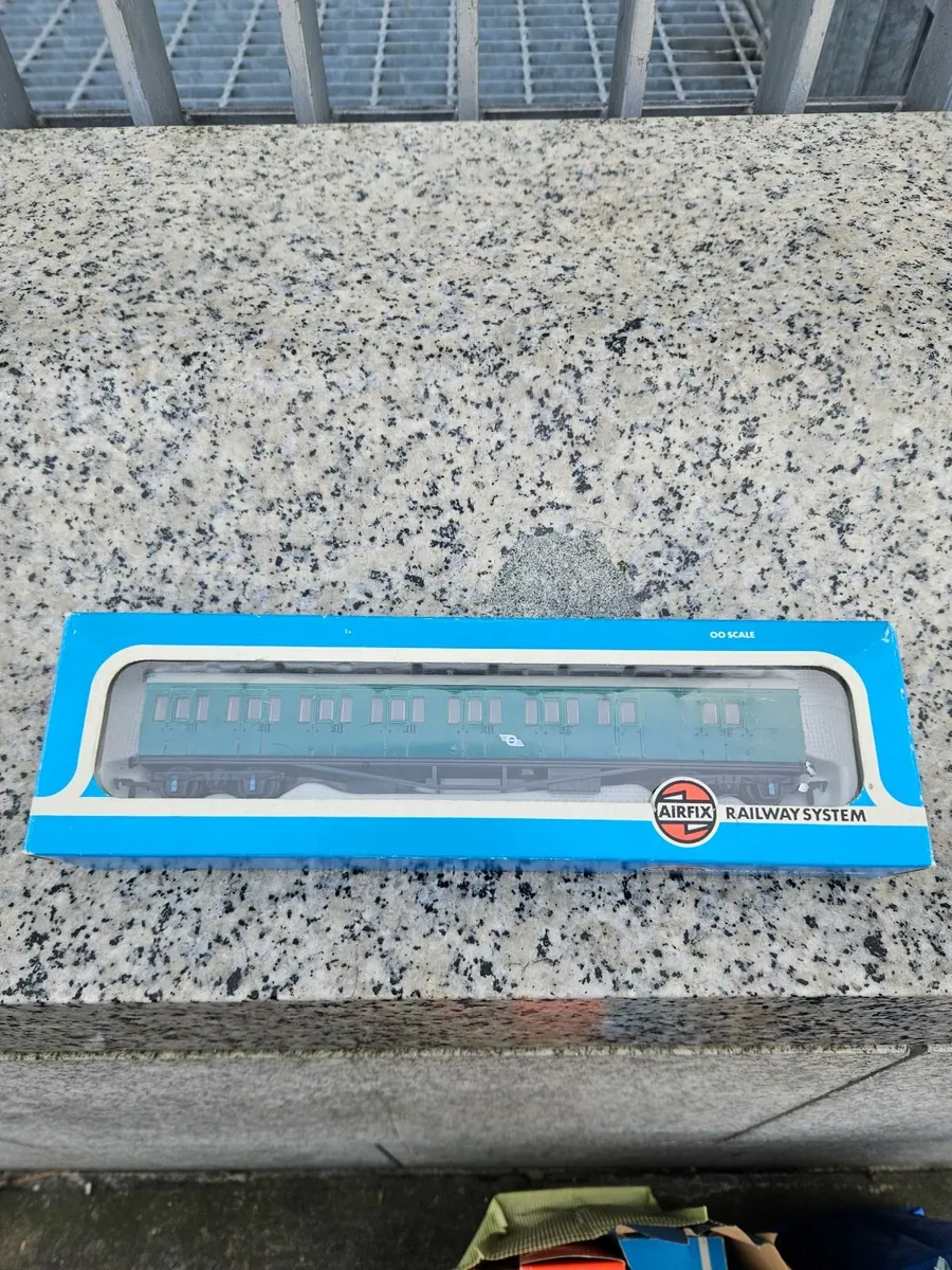 Hornby Airfix OO Gauge Irish Rail Carraige - Image 1