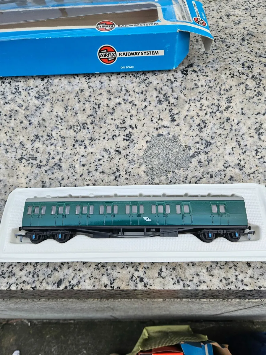 Hornby Airfix OO Gauge Irish Rail Carraige - Image 4
