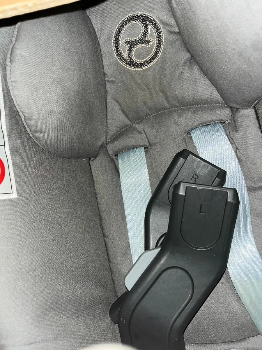 Cybex Cloud Z i-Size Baby Car Seat and Base 360 - Image 3