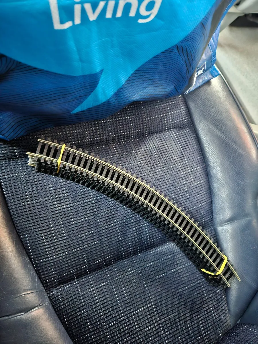 Hornby OO Gauge Track R605 x8 - Image 1