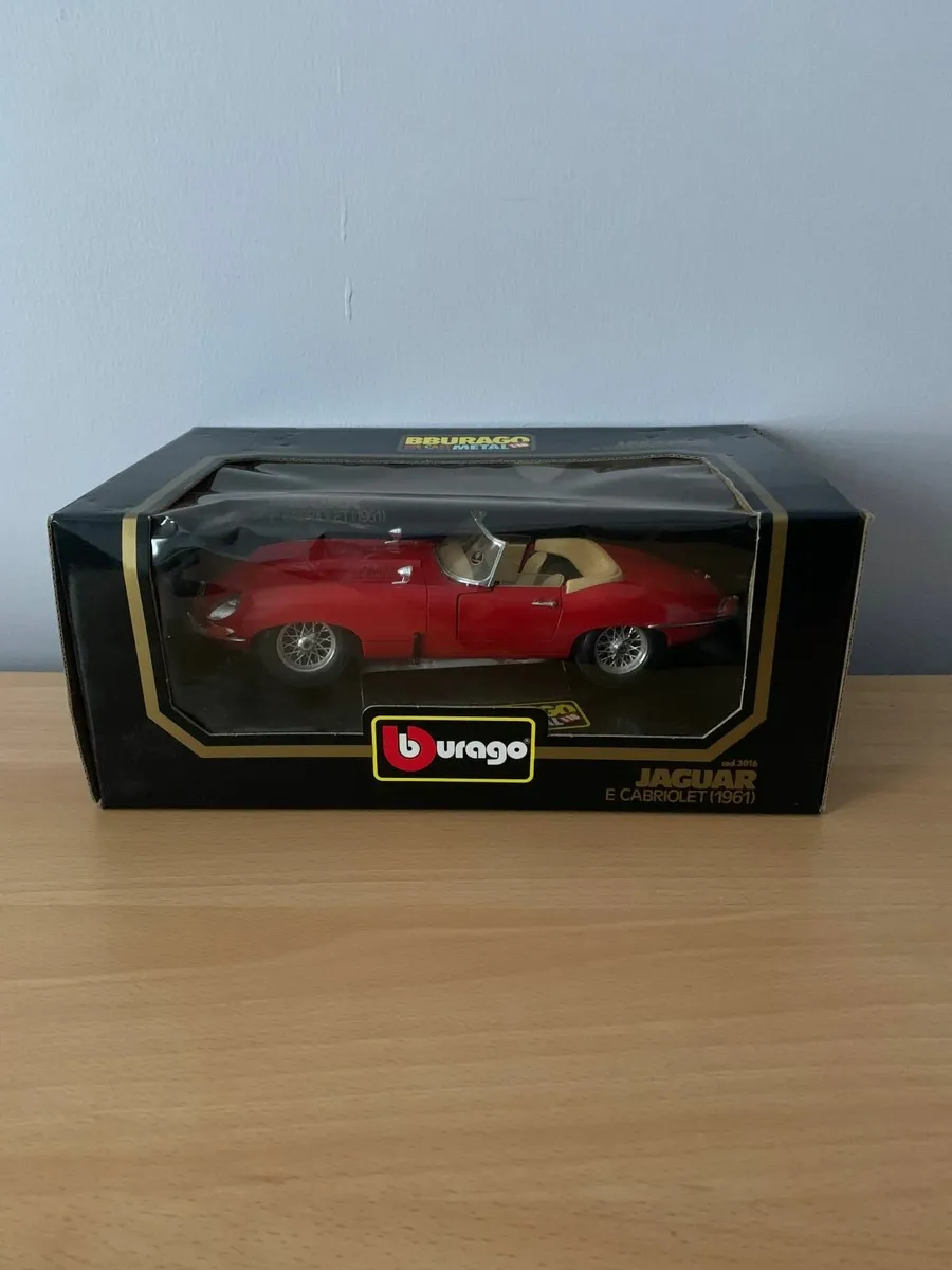 1961 Jaguar E Cabriolet 1/18 Burago Model Car - Image 1