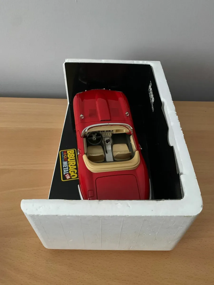 1961 Jaguar E Cabriolet 1/18 Burago Model Car - Image 3