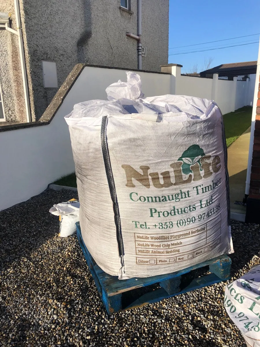 Free Ton back of  Mulch / wood chip / bark - Image 1