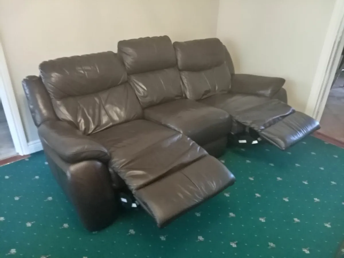 Couch / Reclining / Brown. - Image 3