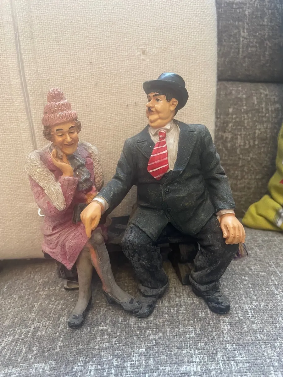 COLECTABLE VINTAGE LAUREL & HARDY FIGURINE