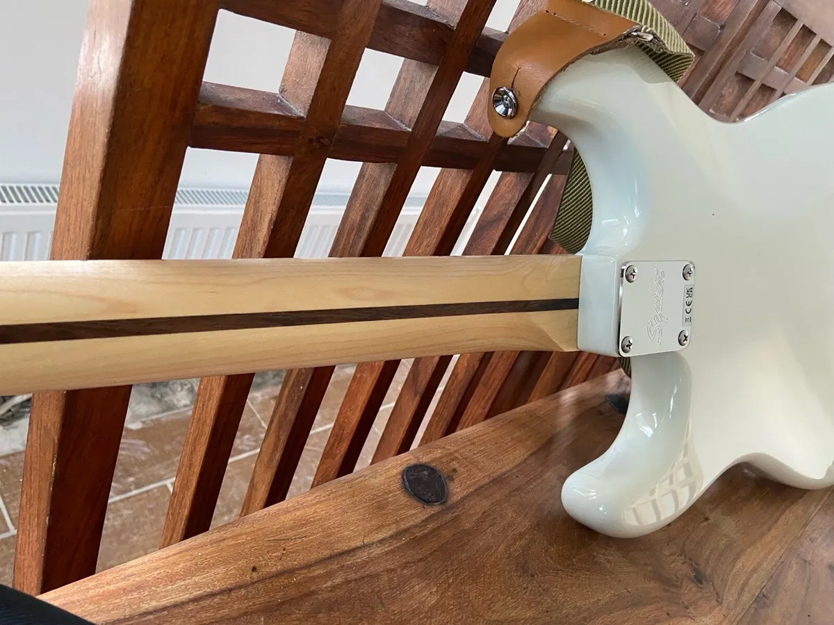 Squire Stratocaster Sonic Hard Tail - Image 4