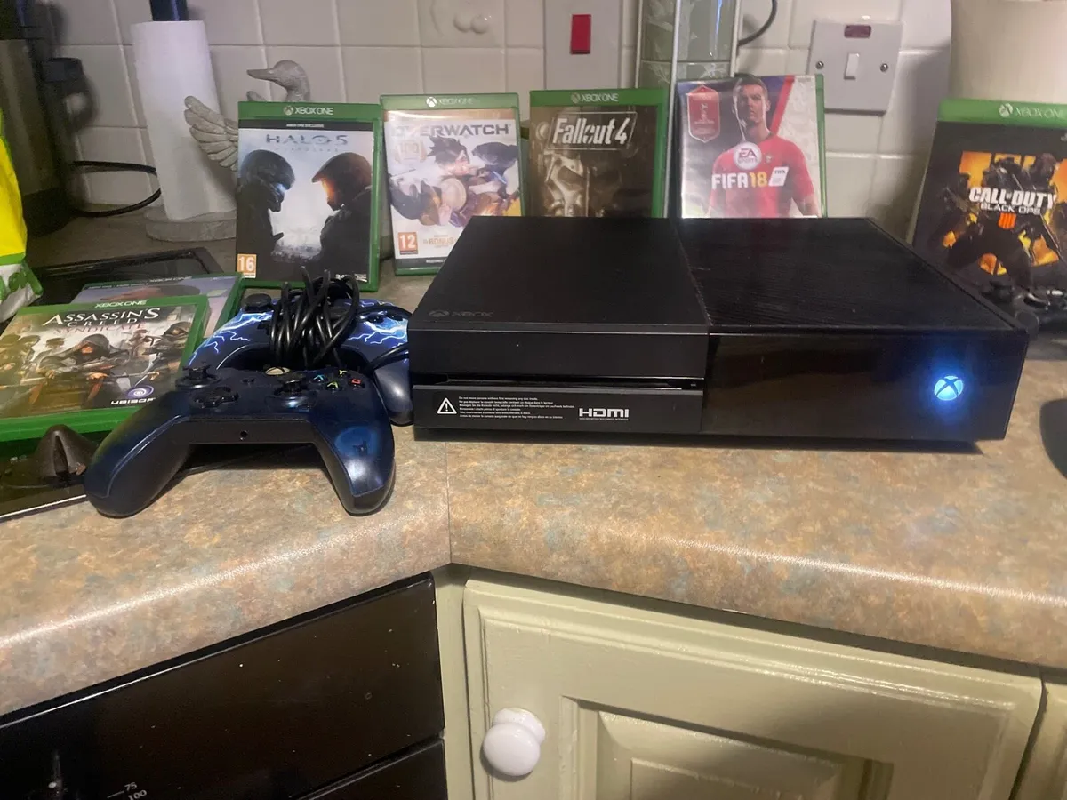 Kids Xbox one with 2 remotes and 9 games - Image 1
