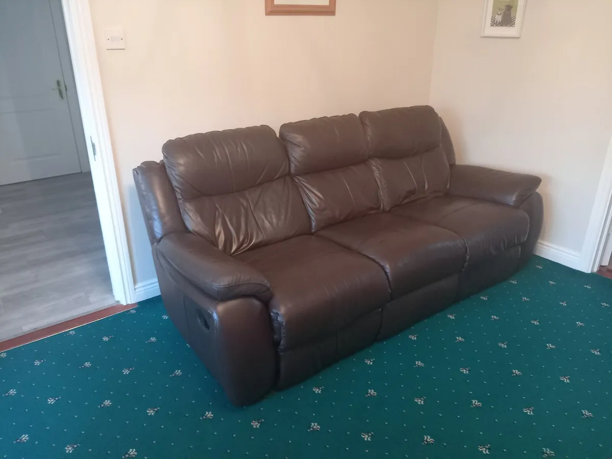 Couch / Reclining / Brown. - Image 1