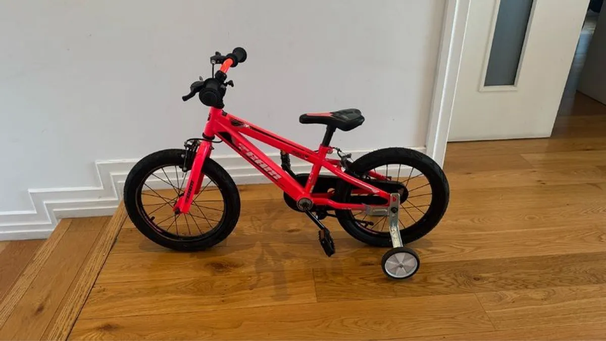 Kids bike with stabilizers - Image 1