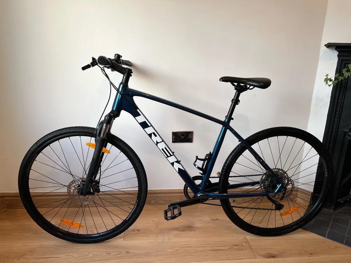 Trek Dual Sport Bike + Helmet & Lock – €150 - Image 1