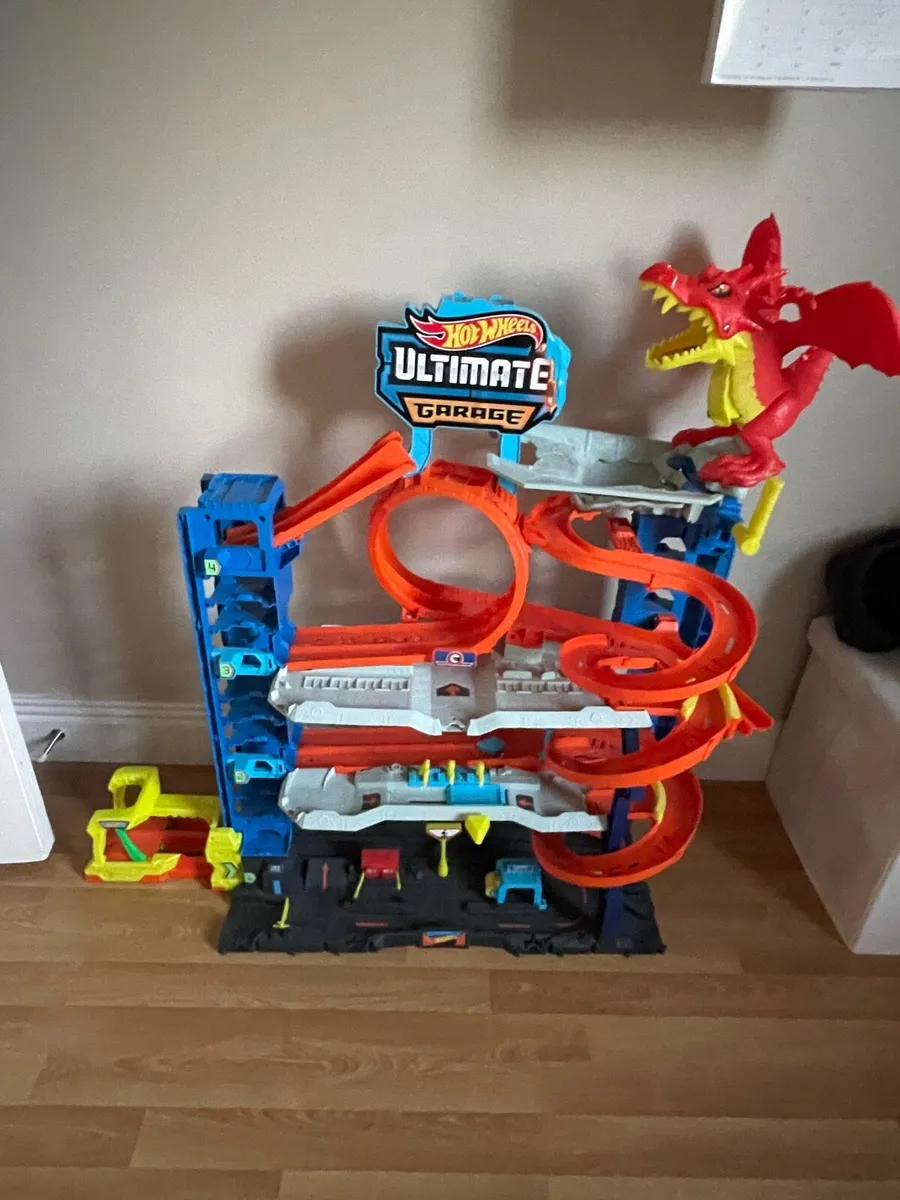 Ultimate Hot Wheels garage